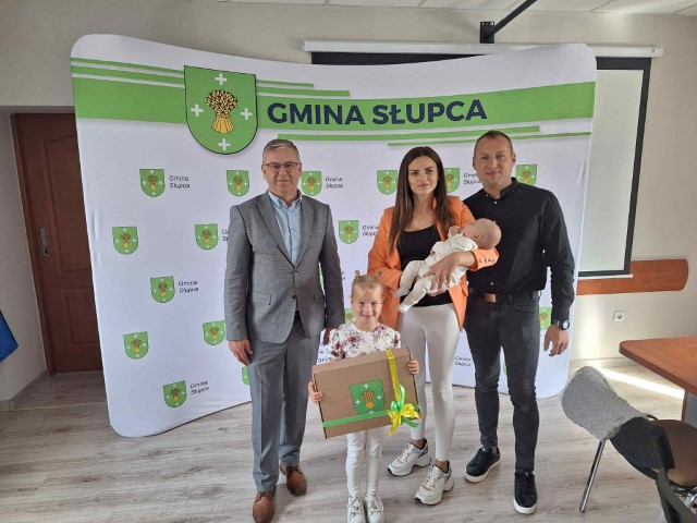 Witaj maluszku! Wójt wręczył kolejne wyprawki