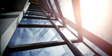 Ile kosztuje mycie okien na wysokości i od czego zależy cena?