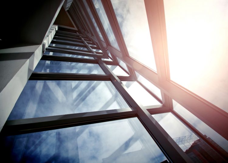 Ile kosztuje mycie okien na wysokości i od czego zależy cena?