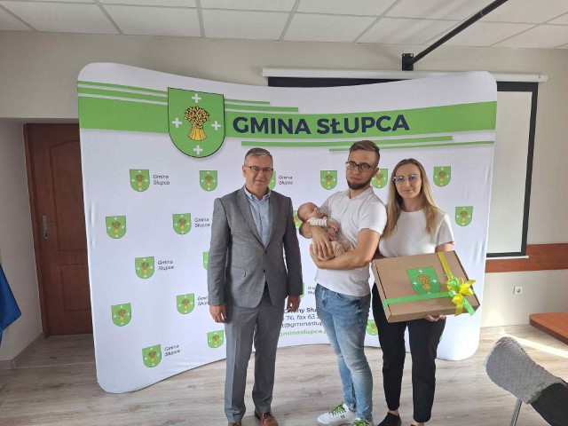 Witaj maluszku! Wójt wręczył kolejne wyprawki