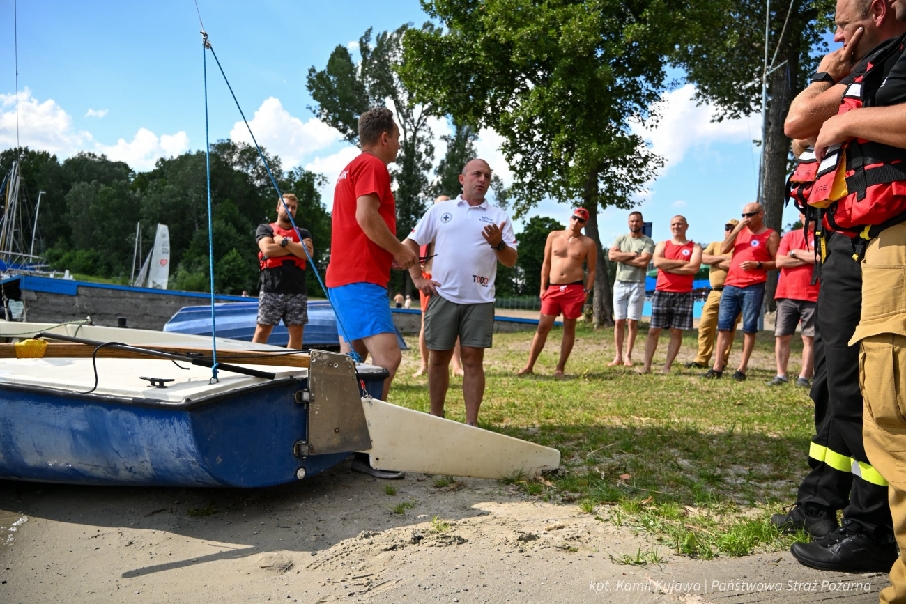 Strażacy w akcji. Podnosili przewróconą łódź