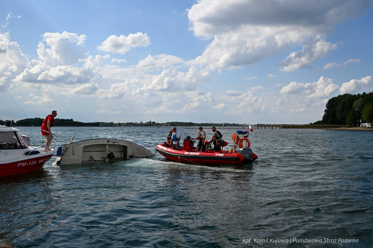 Strażacy w akcji. Podnosili przewróconą łódź