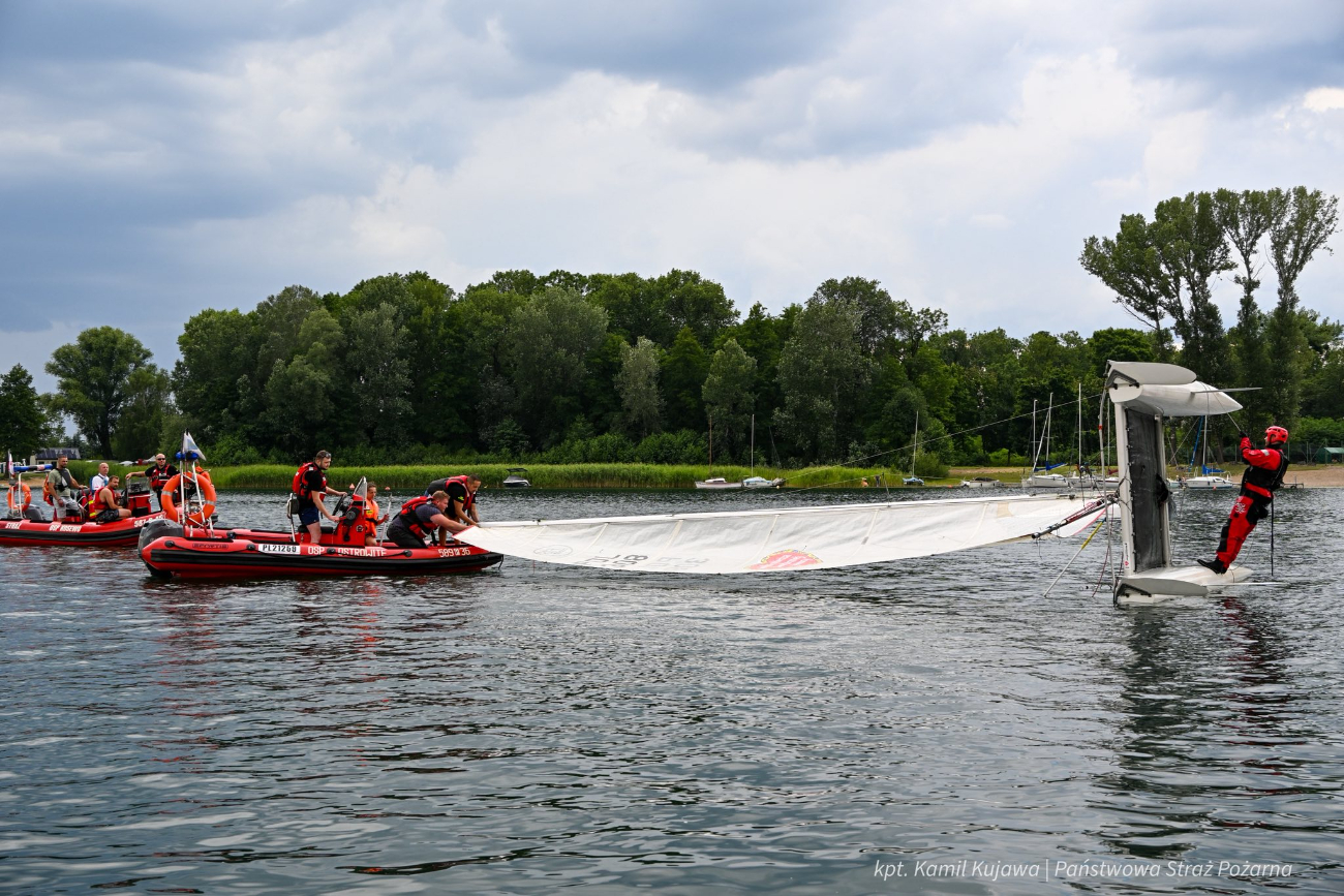 Strażacy w akcji. Podnosili przewróconą łódź