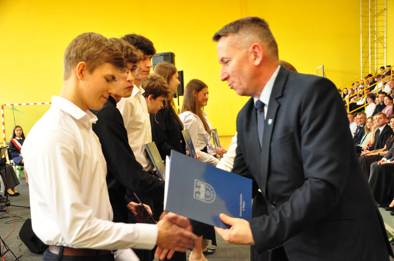 Uczniowie dostali po 500 zł