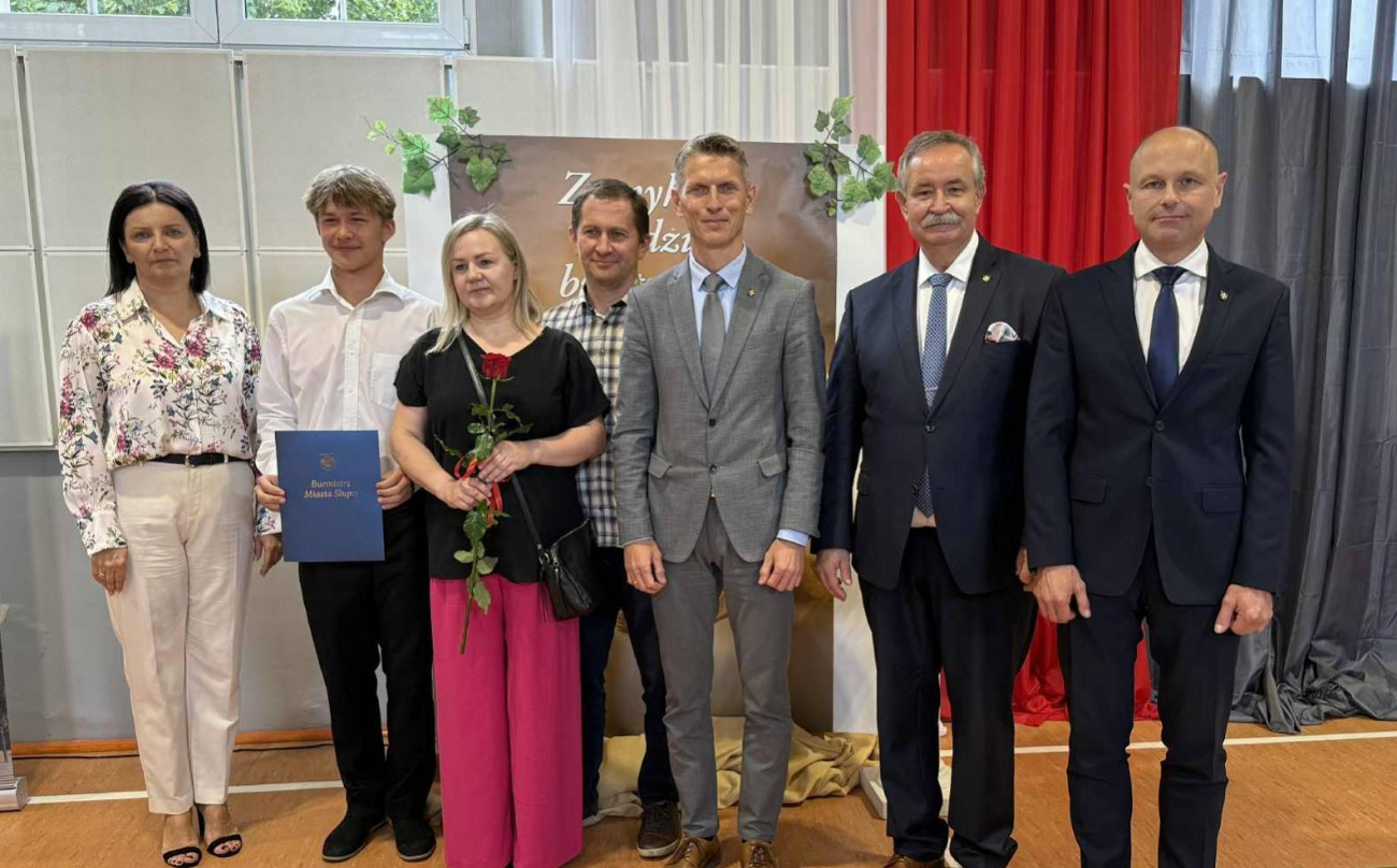 Na świadectwach mają prawie same szóstki. Absolwenci wyróżnieni