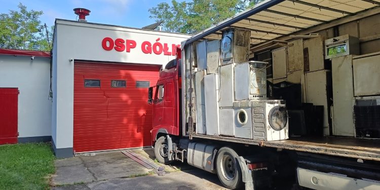 Wywieźli z Gółkowa elektrośmieci i tekstylia