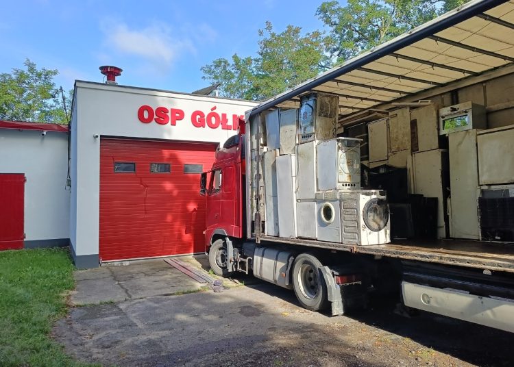 Wywieźli z Gółkowa elektrośmieci i tekstylia