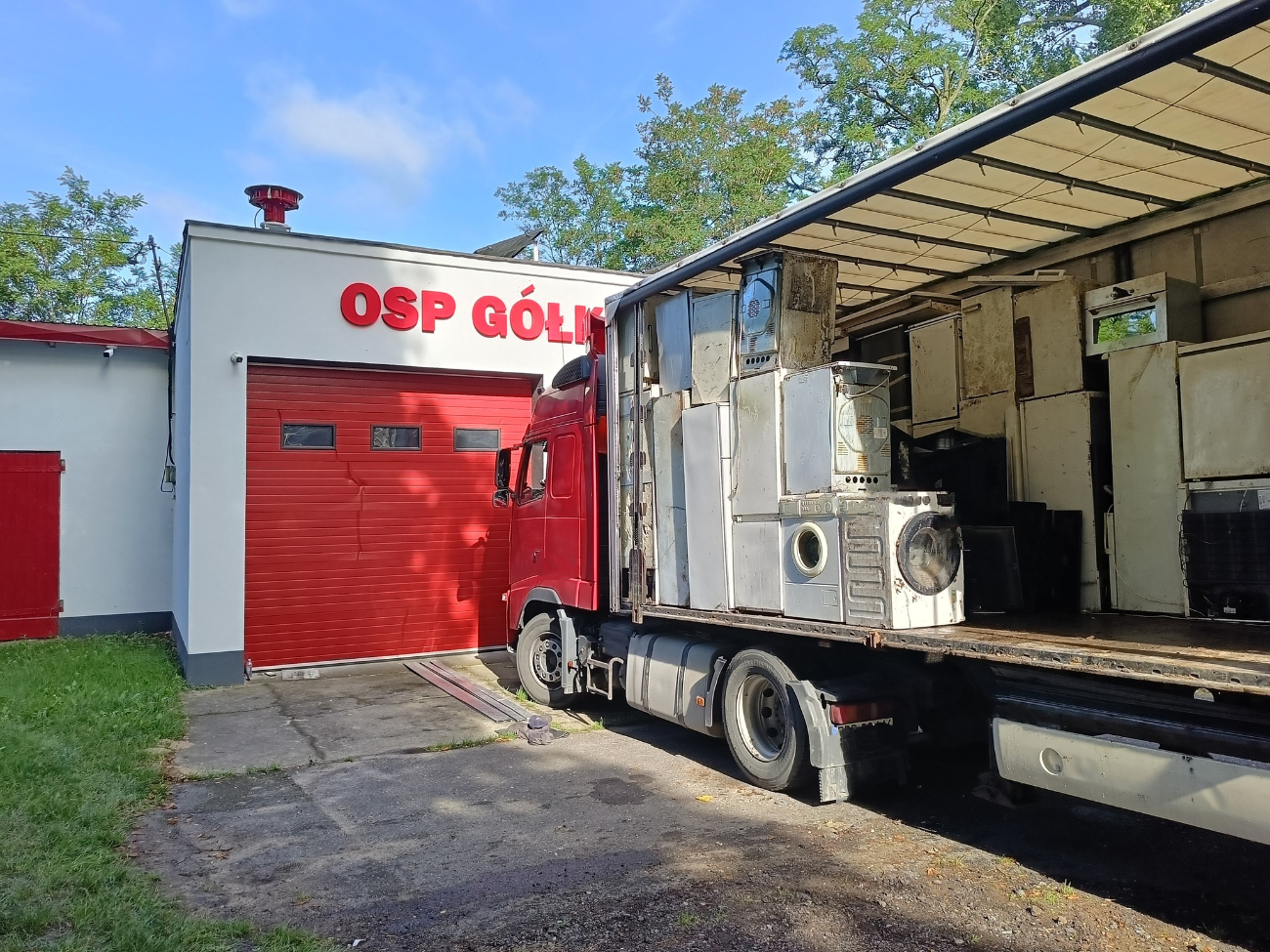 Wywieźli z Gółkowa elektrośmieci i tekstylia