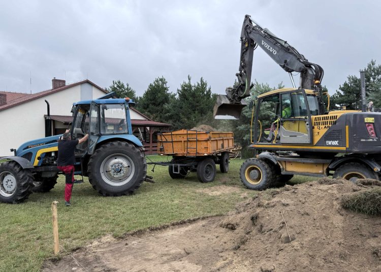 W Piotrowicach budują garaże