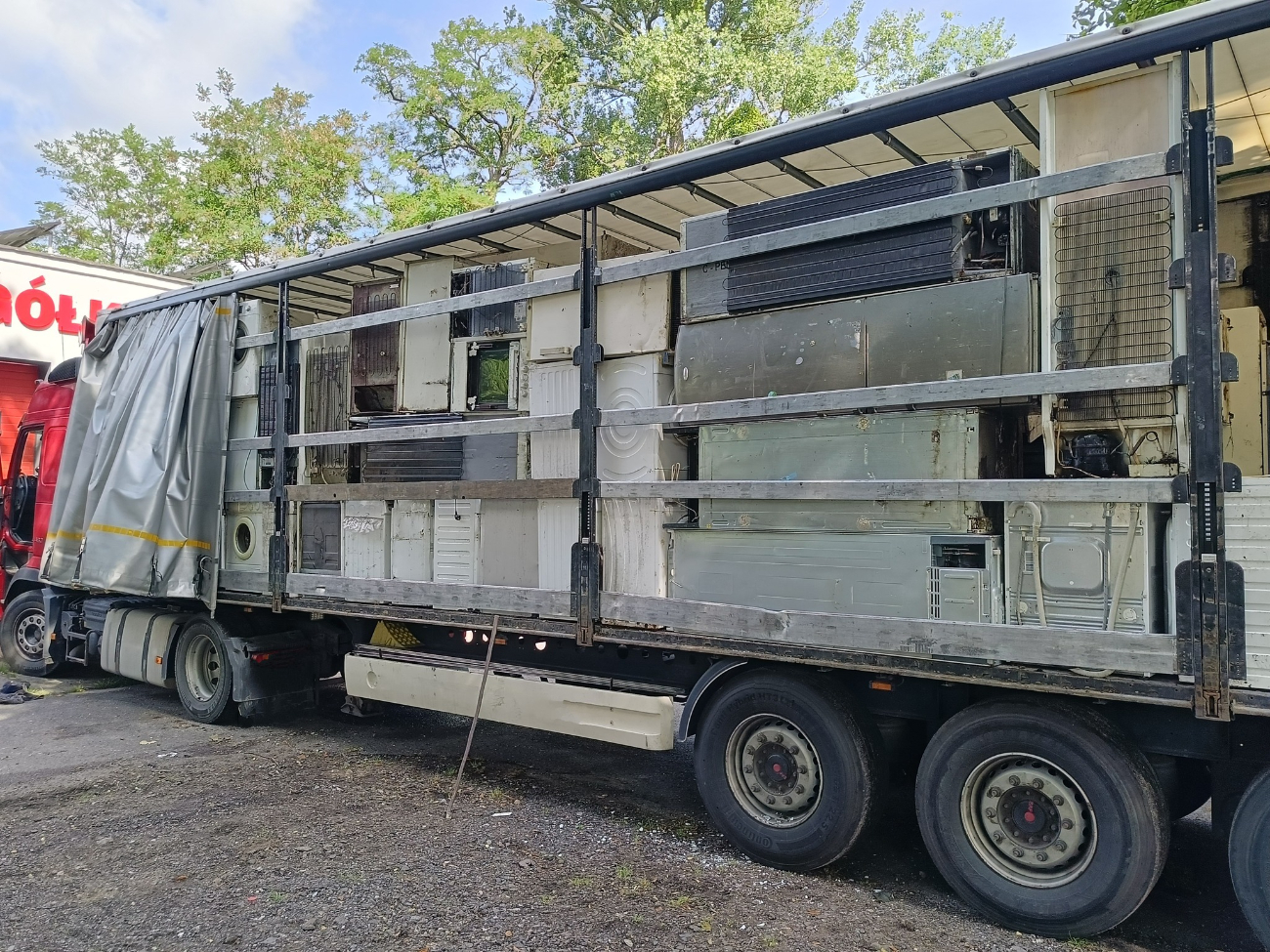 Wywieźli z Gółkowa elektrośmieci i tekstylia