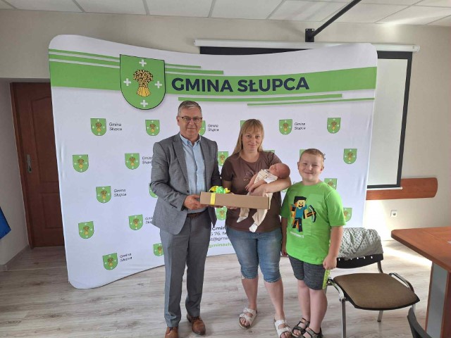 Witaj maluszku! Wójt wręczył kolejne wyprawki