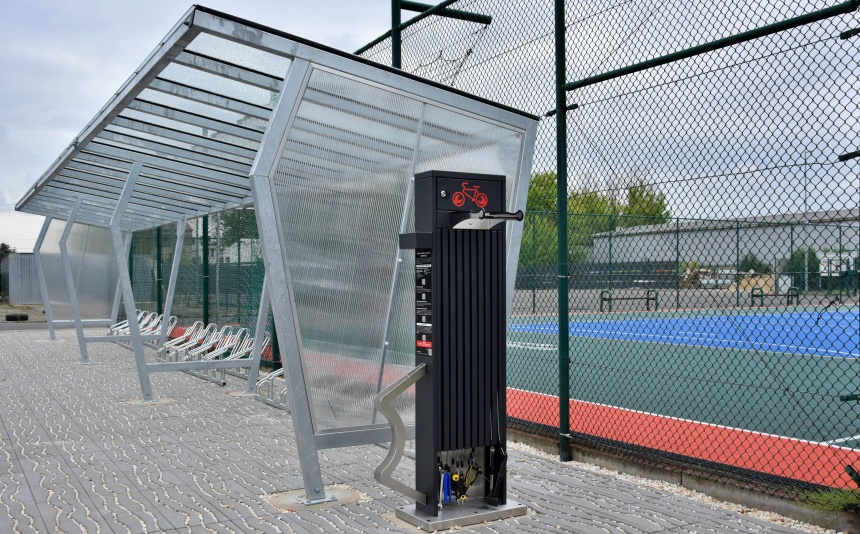 Postawili wiatę i odnowili boisko