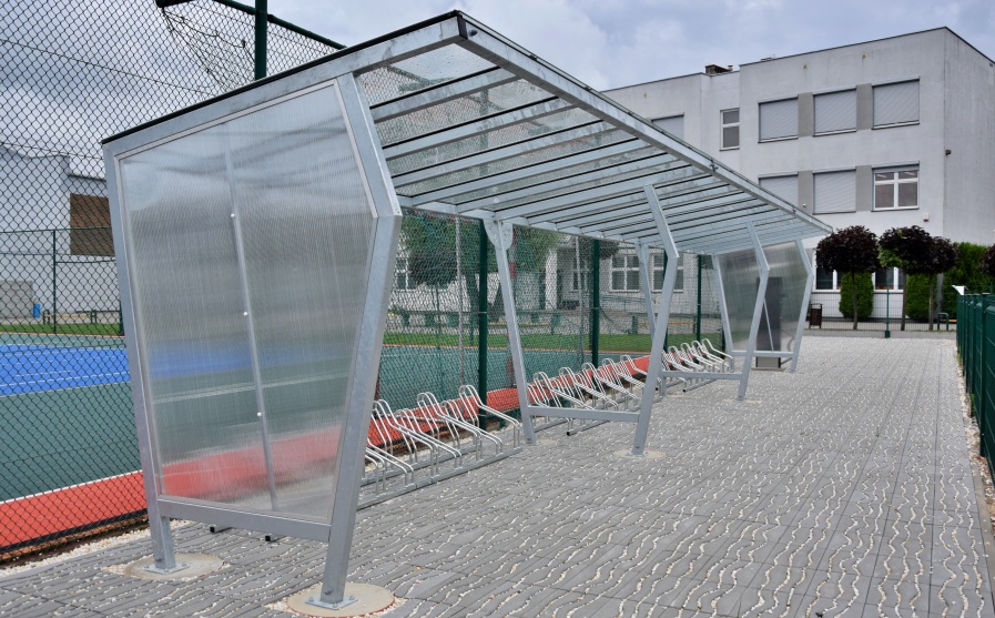 Postawili wiatę i odnowili boisko