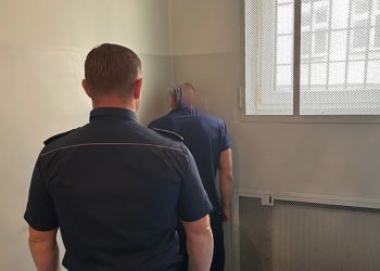 W okolicy: Ściągali go z dachu. Dostał zarzuty