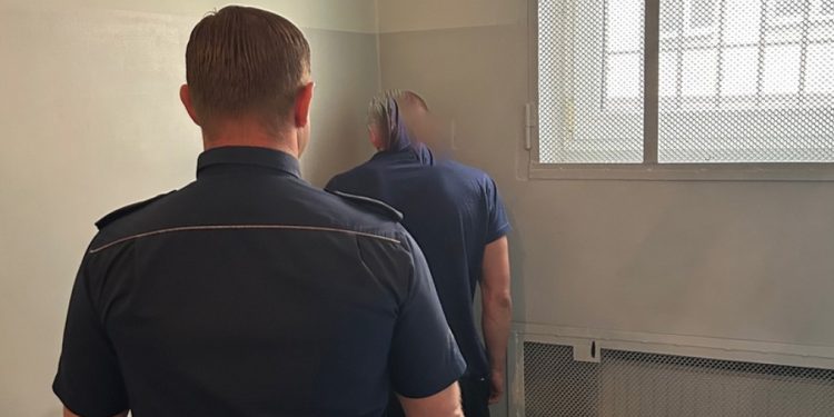 W okolicy: Ściągali go z dachu. Dostał zarzuty