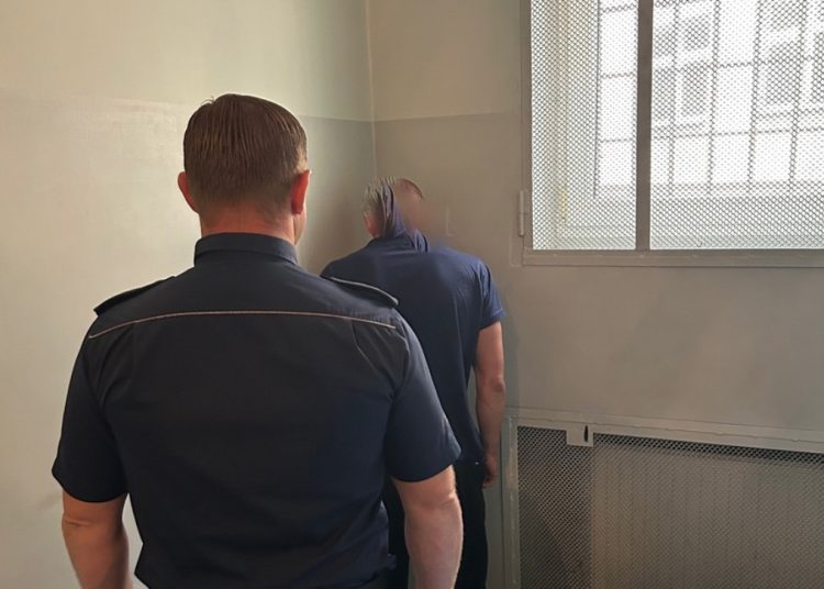 W okolicy: Ściągali go z dachu. Dostał zarzuty