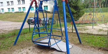 „Proszę o rozwiązanie problemu huśtawki”. Radny napisał interpelację