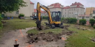 Ciężki sprzęt wjechał do szkoły