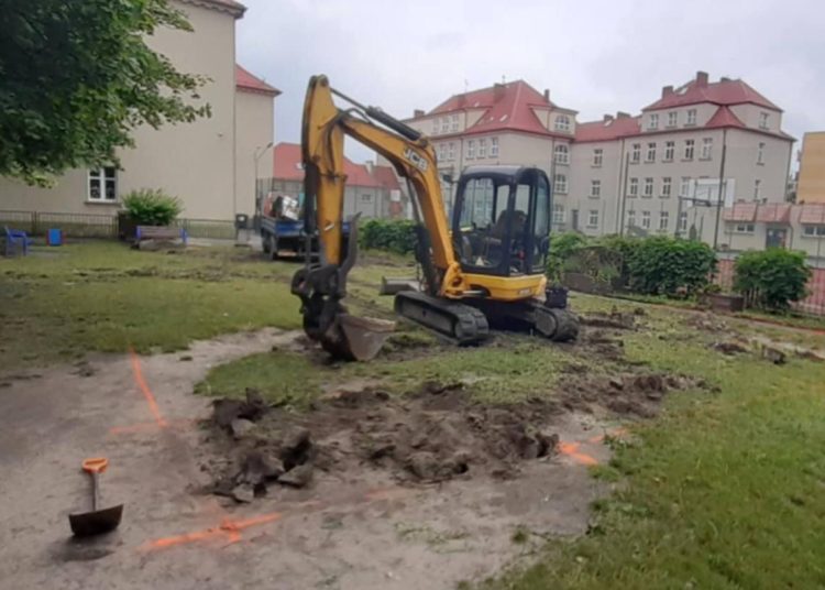 Ciężki sprzęt wjechał do szkoły