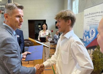 Na świadectwach mają prawie same szóstki. Absolwenci wyróżnieni