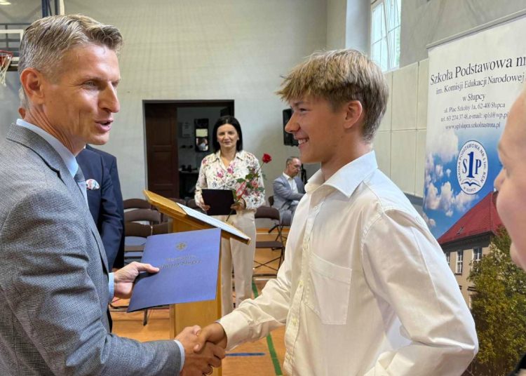 Na świadectwach mają prawie same szóstki. Absolwenci wyróżnieni