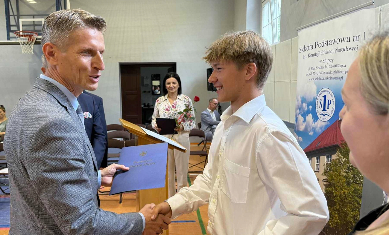 Na świadectwach mają prawie same szóstki. Absolwenci wyróżnieni