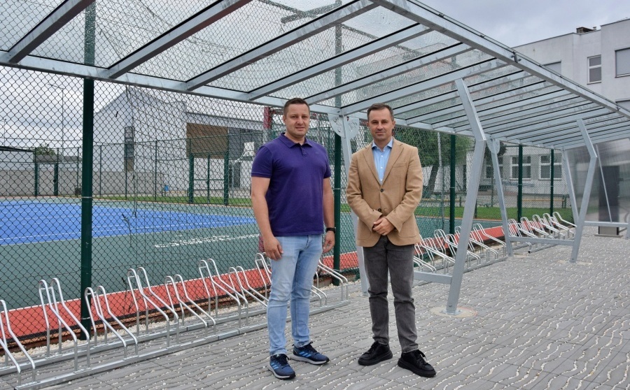 Postawili wiatę i odnowili boisko