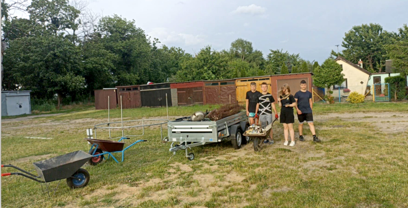 Zbierali złom, żeby wszyscy mogli się bawić