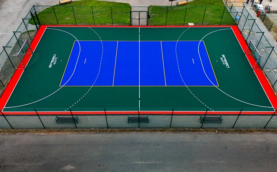 Postawili wiatę i odnowili boisko