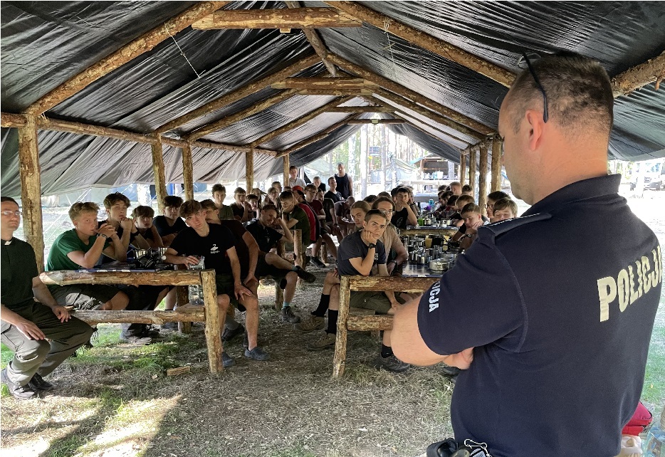 Policjanci i strażacy na obozie