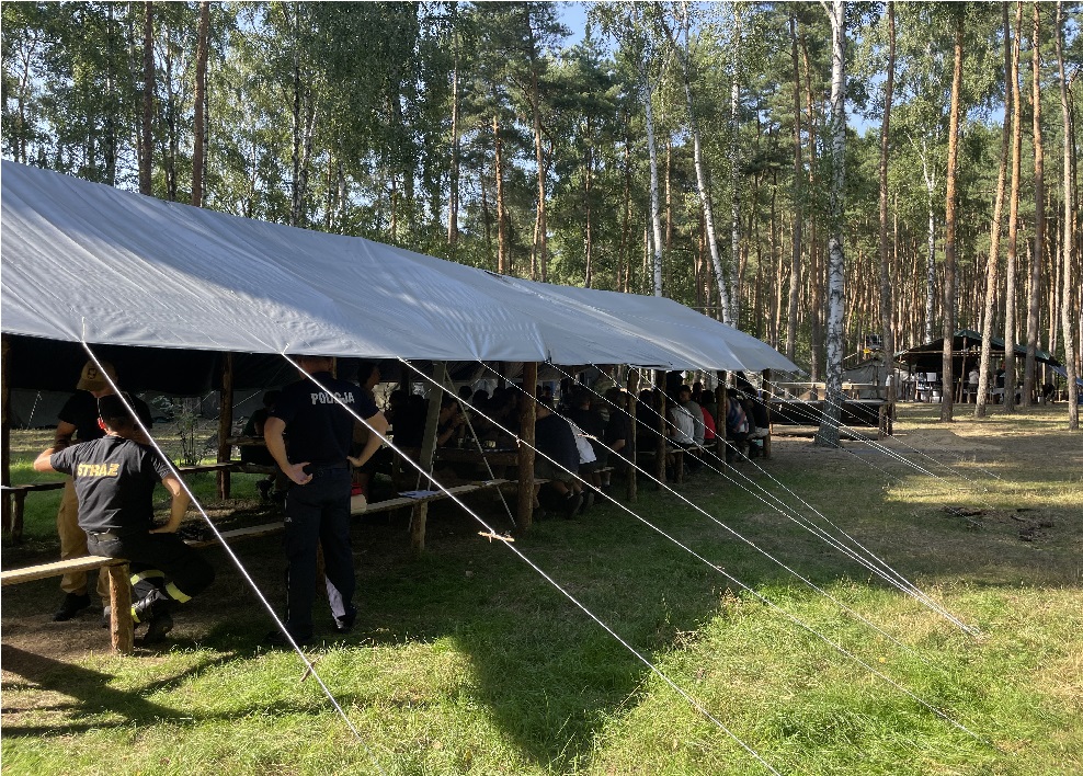 Policjanci i strażacy na obozie
