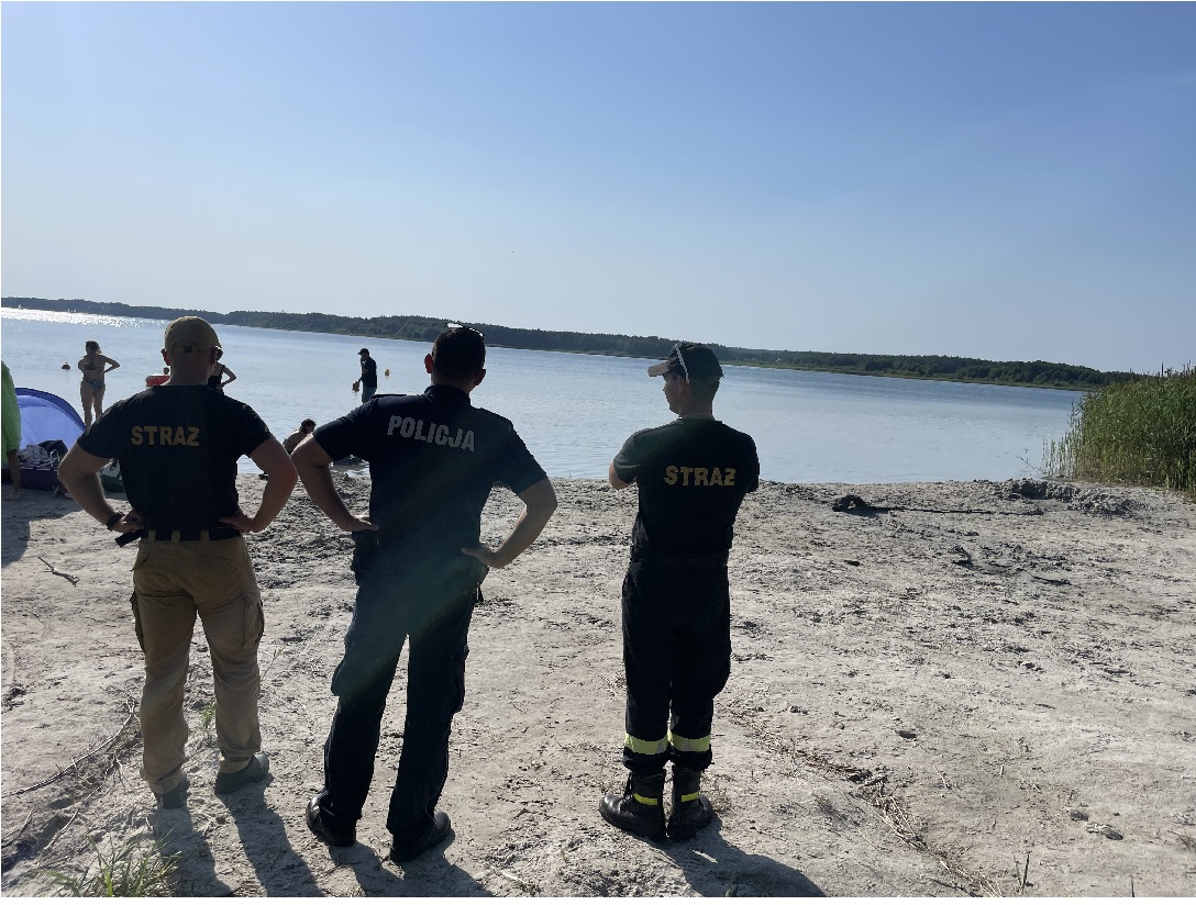 Policjanci i strażacy na obozie