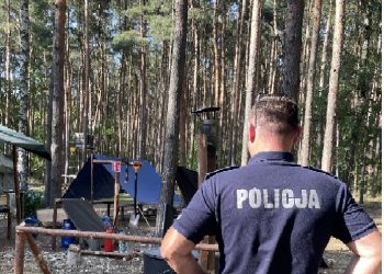 Policjanci i strażacy na obozie