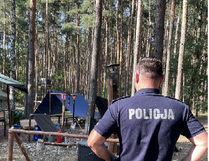 Policjanci i strażacy na obozie