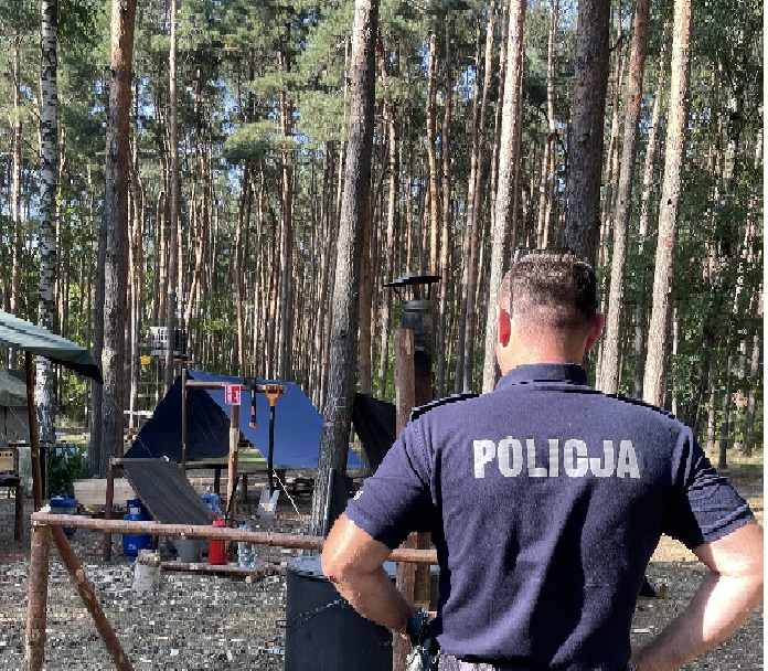 Policjanci i strażacy na obozie