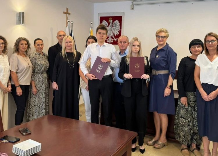 Mieli wysokie noty na egzaminie. Wójt przyznał im niemałe nagrody