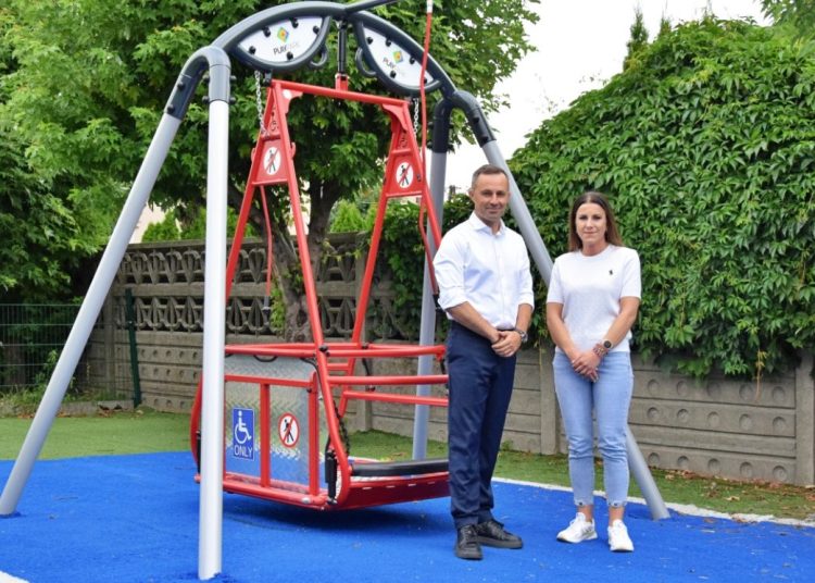 Specjalne urządzenie na placu zabaw. „Chcemy być dostępni dla wszystkich”