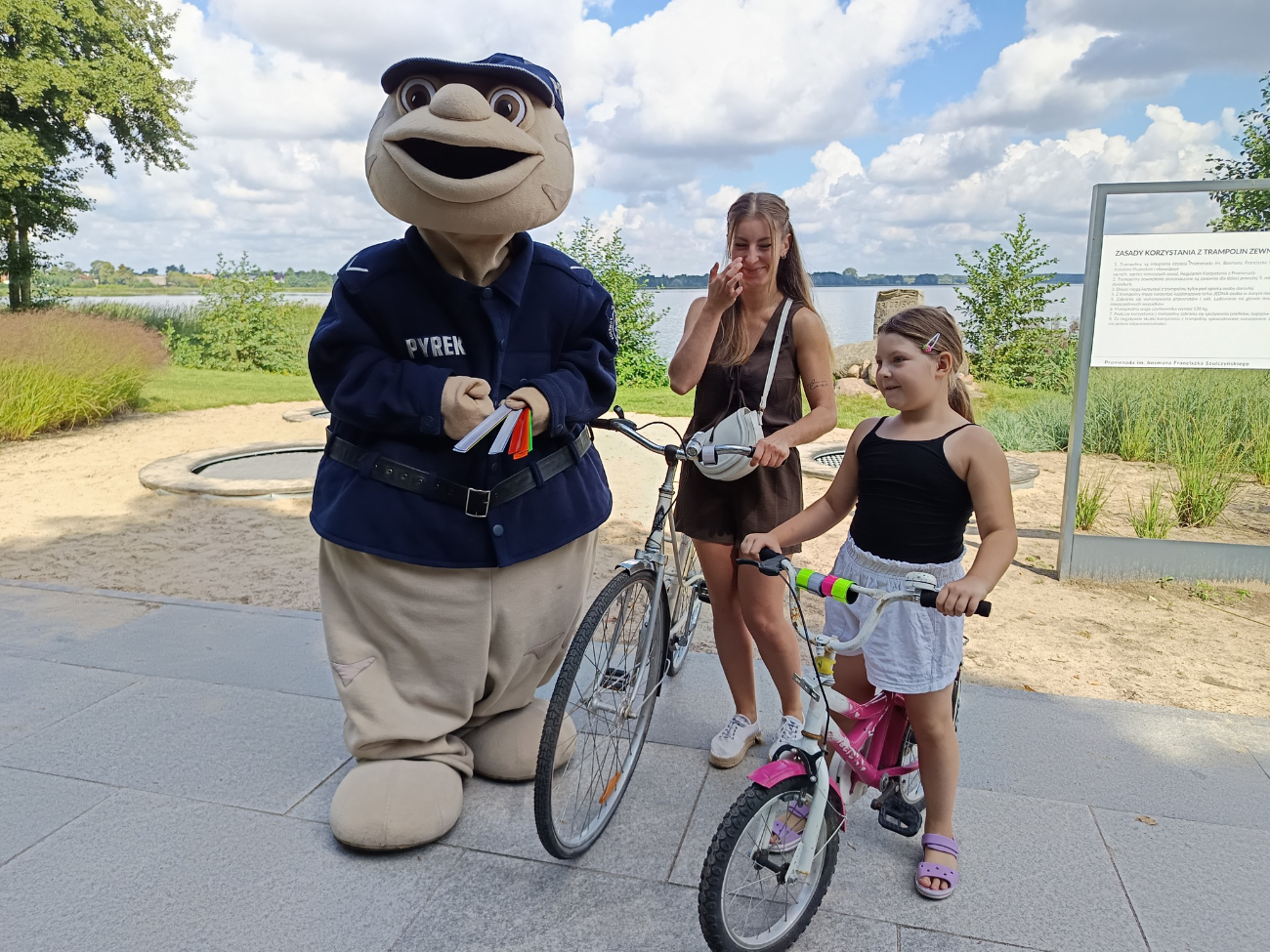 Nietypowy gość na promenadzie