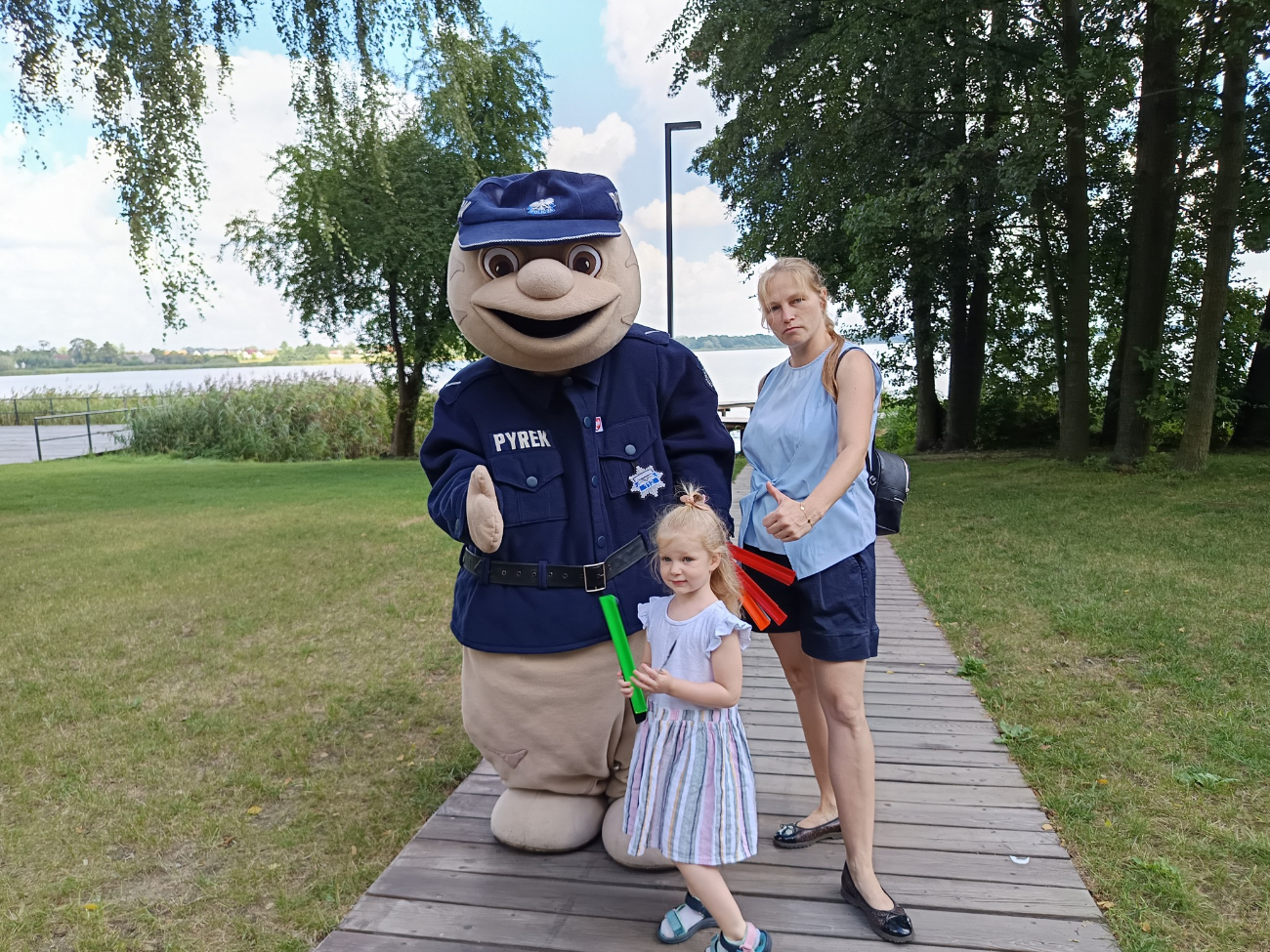 Nietypowy gość na promenadzie