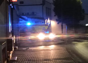 Dwie nastolatki na hulajnodze. Potrzebna była karetka