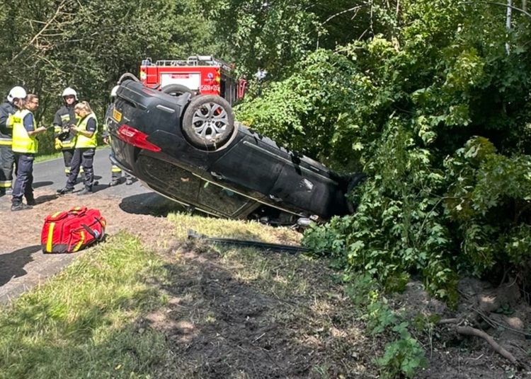Interweniowali poza powiatem. Auto dachowało