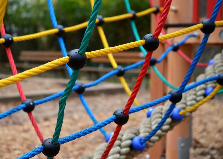 Dziecko uwięzione na placu zabaw. Musiała interweniować straż