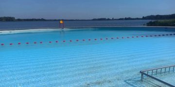 Żar leje się z nieba, a basen pusty. Dlaczego?