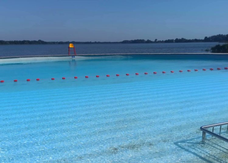 Żar leje się z nieba, a basen pusty. Dlaczego?