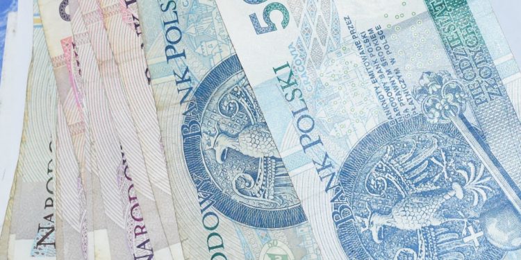 Znalazła zwitek banknotów. Trwają poszukiwania właściciela