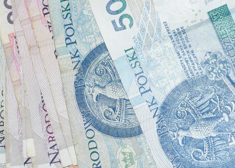 Znalazła zwitek banknotów. Trwają poszukiwania właściciela