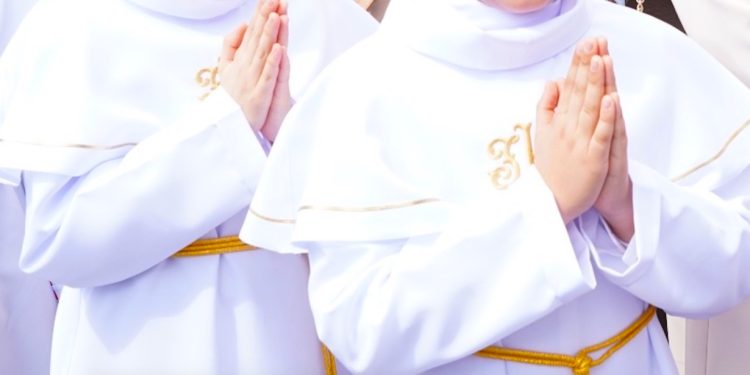 Ruszają przygotowania do I Komunii Św. Kiedy spotkania w słupeckich parafiach?