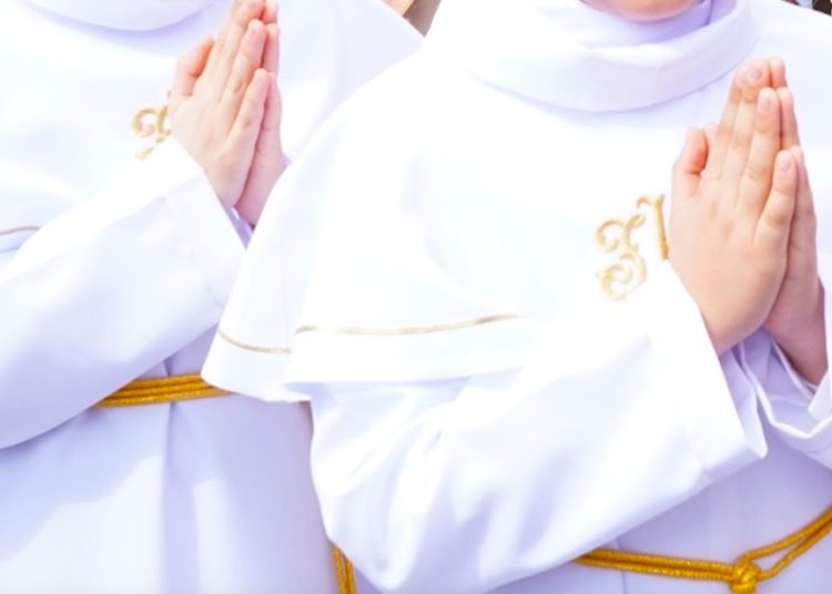 Ruszają przygotowania do I Komunii Św. Kiedy spotkania w słupeckich parafiach?