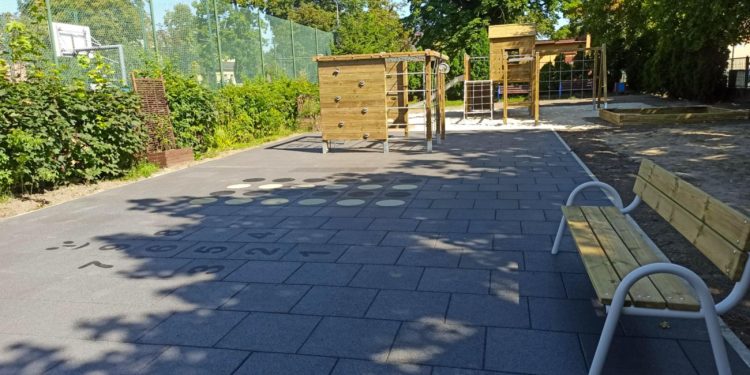 Jedynka z nowym placem zabaw