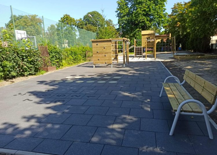 Jedynka z nowym placem zabaw